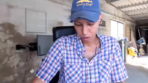 Snapshot of elchicletv chatting on 09-21-25, 02:40 El CHICLE TV - SHOW online show from 09-21-25, 02:40