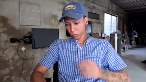 Snapshot of elchicletv chatting on 09-23-25, 09:29 El CHICLE TV - SHOW online show from 09-23-25, 09:29