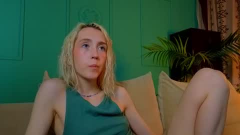 Snapshot of elen__moore chatting on 07-13-26, 05:43 Elen online show from 07-13-26, 05:43