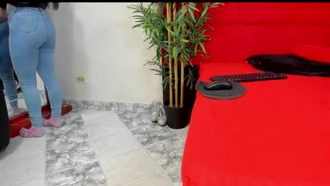 Snapshot of elena_and_derek chatting on 12-09-24, 12:30 Elena Derek online show from 12-09-24, 12:30