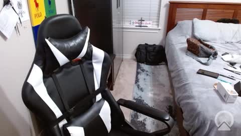 Snapshot of elevatetlb chatting on 10-15-25, 04:45 Walker online show from 10-15-25, 04:45