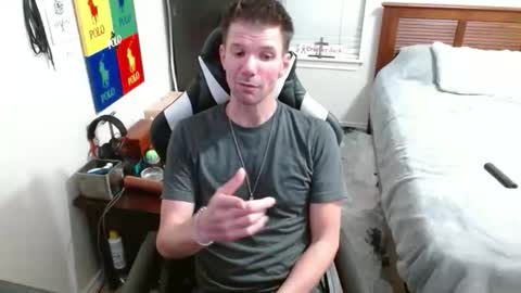 Snapshot of elevatetlb chatting on 10-20-25, 04:02 Walker online show from 10-20-25, 04:02