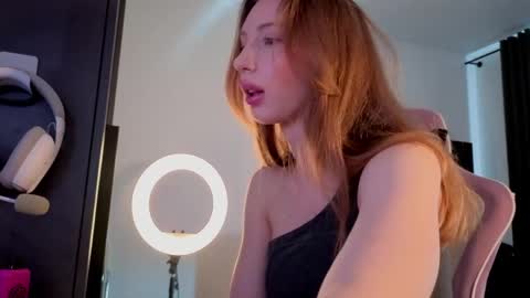 Snapshot of elfiecollins chatting on 05-19-26, 06:09 Elfie online show from 05-19-26, 06:09