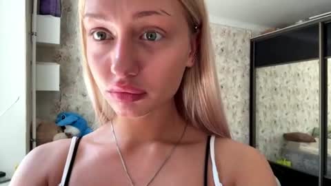 Snapshot of elfriededrewry chatting on 07-20-26, 10:39 Kate online show from 07-20-26, 10:39