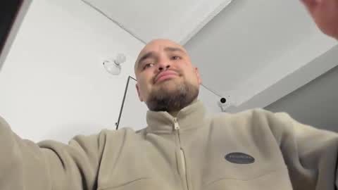 Snapshot of eliancrow chatting on 11-28-25, 10:45 Elian online show from 11-28-25, 10:45