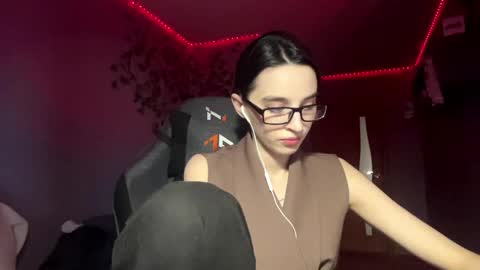 Snapshot of elinorashfield chatting on 05-16-26, 12:37 Milica online show from 05-16-26, 12:37