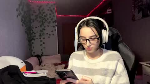 Snapshot of elinorashfield chatting on 06-09-26, 10:49 Milica online show from 06-09-26, 10:49