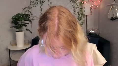 Snapshot of elira_vane chatting on 06-22-26, 03:08 Elira Vane online show from 06-22-26, 03:08