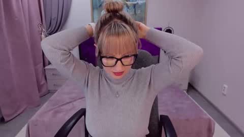 Snapshot of elisabethmills chatting on 01-24-25, 08:22 Elisabeth online show from 01-24-25, 08:22