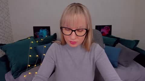 Snapshot of elisabethmills chatting on 02-02-25, 11:40 Elisabeth online show from 02-02-25, 11:40