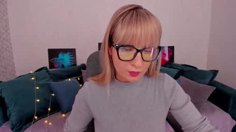 Snapshot of elisabethmills chatting on 02-06-25, 11:32 Elisabeth online show from 02-06-25, 11:32