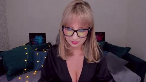 Snapshot of elisabethmills chatting on 02-07-25, 04:14 Elisabeth online show from 02-07-25, 04:14