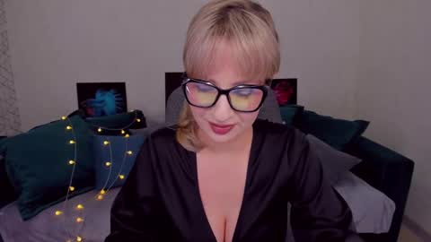 Snapshot of elisabethmills chatting on 02-07-25, 07:17 Elisabeth online show from 02-07-25, 07:17