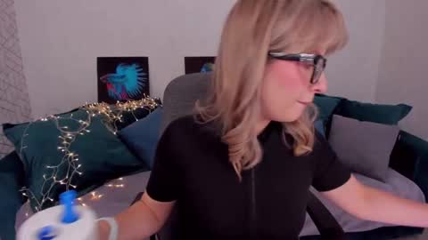 Snapshot of elisabethmills chatting on 02-16-25, 11:38 Elisabeth online show from 02-16-25, 11:38