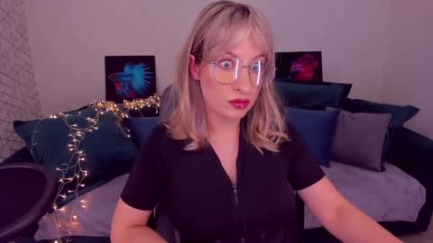 Snapshot of elisabethmills chatting on 02-17-25, 08:36 Elisabeth online show from 02-17-25, 08:36