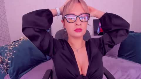 Snapshot of elisabethmills chatting on 02-25-25, 12:03 Elisabeth online show from 02-25-25, 12:03