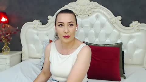 Snapshot of elisabethswan chatting on 06-15-26, 11:45 Krissy online show from 06-15-26, 11:45