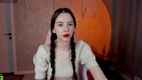 Snapshot of elise_robbie chatting on 05-20-26, 05:30 Elise online show from 05-20-26, 05:30