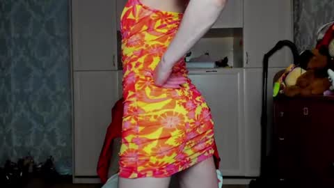 Snapshot of elisefoxy chatting on 06-14-26, 08:33 Elise online show from 06-14-26, 08:33