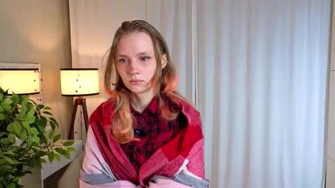 Snapshot of eliselauder chatting on 11-18-25, 01:11 Viola online show from 11-18-25, 01:11