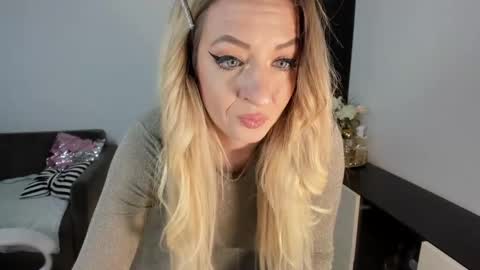 Snapshot of elissavibe chatting on 01-19-25, 11:45 Elisa  Promotion   online show from 01-19-25, 11:45