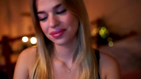 Snapshot of elister_alison chatting on 10-15-25, 09:09 Sunflower  online show from 10-15-25, 09:09