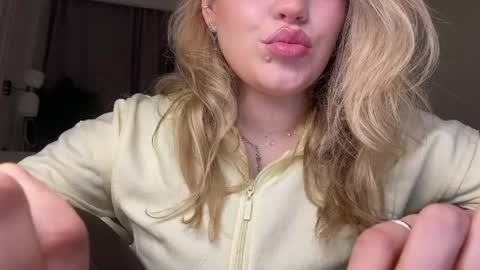 Stephanie online show from 04-05-26, 08:28