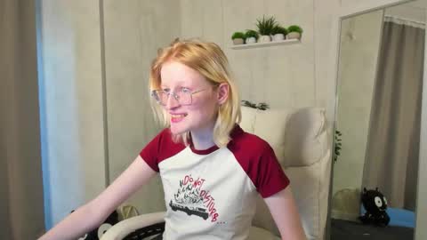 Snapshot of elizabeth_harpper chatting on 10-31-25, 09:21 Elizabeth online show from 10-31-25, 09:21