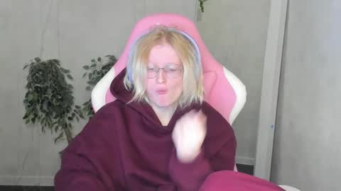 Elizabeth online show from 11-28-25, 01:19