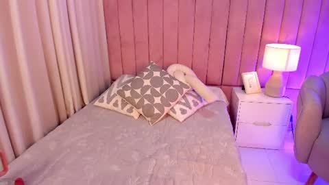 Snapshot of elizabeth_roche chatting on 06-19-26, 12:09 elizabeth_roche online show from 06-19-26, 12:09