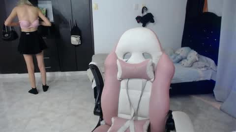 Snapshot of elizabeth_rose02 chatting on 11-08-25, 02:01 Elizabeth online show from 11-08-25, 02:01