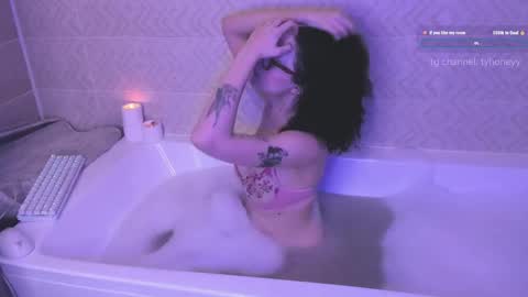 Adele online show from 01-11-26, 04:34