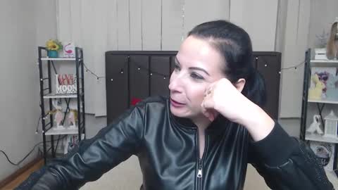 Snapshot of elizabethsho chatting on 09-19-25, 05:02 ElizabethSho online show from 09-19-25, 05:02