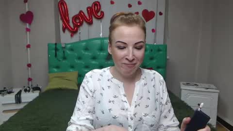 Snapshot of elizabethsho chatting on 05-15-26, 06:15 ElizabethSho online show from 05-15-26, 06:15