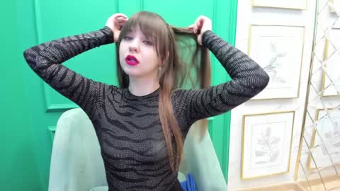 Snapshot of elizamild chatting on 01-25-25, 04:35 Eliza online show from 01-25-25, 04:35