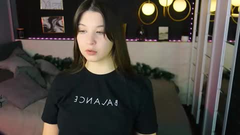 Snapshot of elizamild chatting on 12-21-25, 01:40 Eliza online show from 12-21-25, 01:40