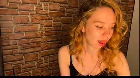 Snapshot of elizastorm chatting on 06-19-26, 07:39 Eliza online show from 06-19-26, 07:39