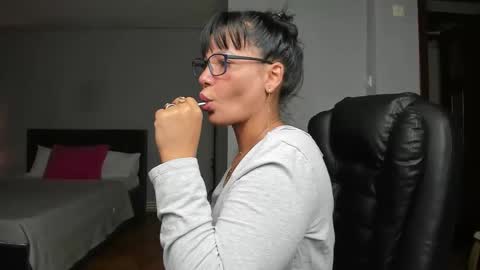 Ella online show from 11-28-25, 12:02