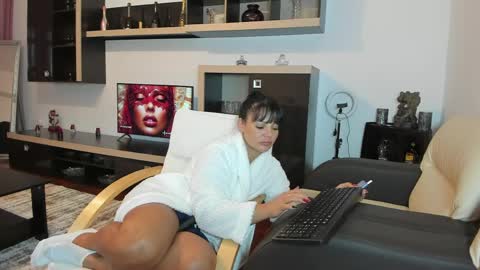 Ella online show from 04-03-26, 04:05