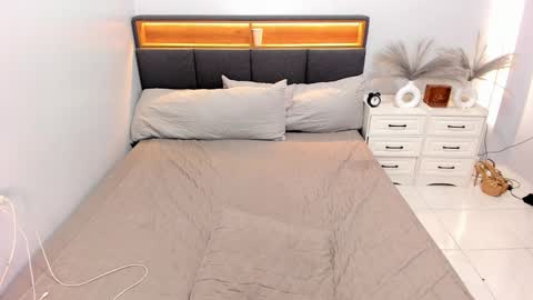 Snapshot of ellabrown_ chatting on 02-17-26, 04:09 SINGLE PO online show from 02-17-26, 04:09