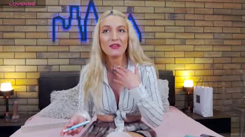 Snapshot of ellacharmx chatting on 12-19-24, 10:21 Ella online show from 12-19-24, 10:21