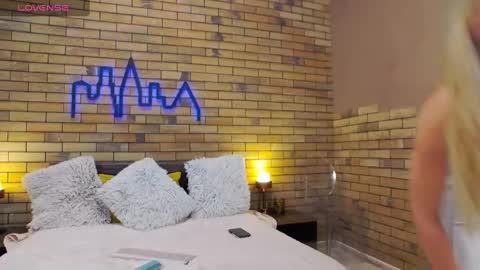 Snapshot of ellacharmx chatting on 12-21-24, 02:19 Ella online show from 12-21-24, 02:19