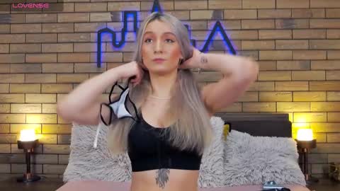 Snapshot of ellacharmx chatting on 01-20-25, 07:04 Ella online show from 01-20-25, 07:04