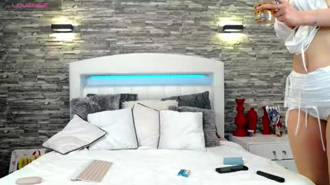 Snapshot of ellacharmx chatting on 03-12-25, 08:31 Ella online show from 03-12-25, 08:31