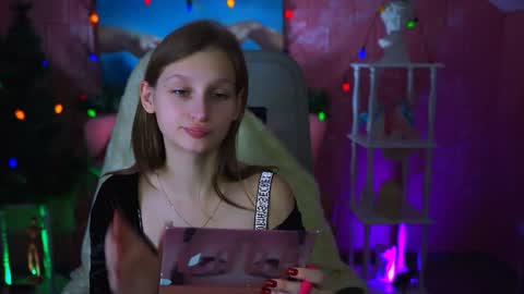 Snapshot of ellahorton chatting on 12-30-24, 06:53 Ella online show from 12-30-24, 06:53