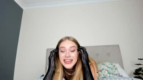 Snapshot of ellajadeexx chatting on 06-01-26, 07:21 ellaaaa online show from 06-01-26, 07:21