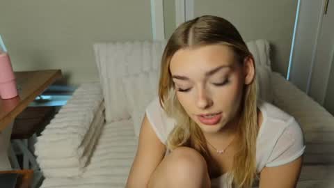 Snapshot of ellalowe chatting on 04-29-26, 10:05 ellalowe online show from 04-29-26, 10:05