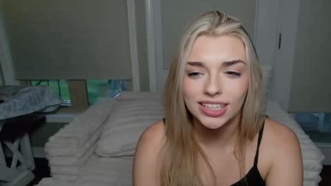 Snapshot of ellalowe chatting on 05-20-26, 11:55 ellalowe online show from 05-20-26, 11:55