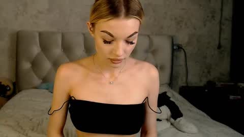 Snapshot of ellamilla chatting on 02-25-26, 04:05 ellamilla online show from 02-25-26, 04:05