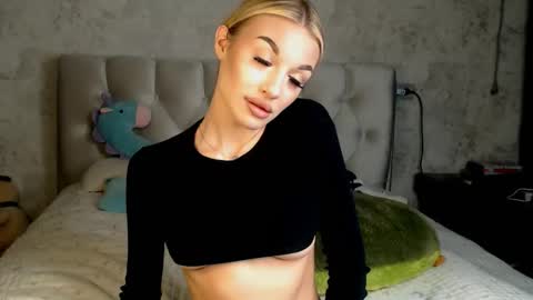 Snapshot of ellamilla chatting on 03-26-26, 03:39 ellamilla online show from 03-26-26, 03:39